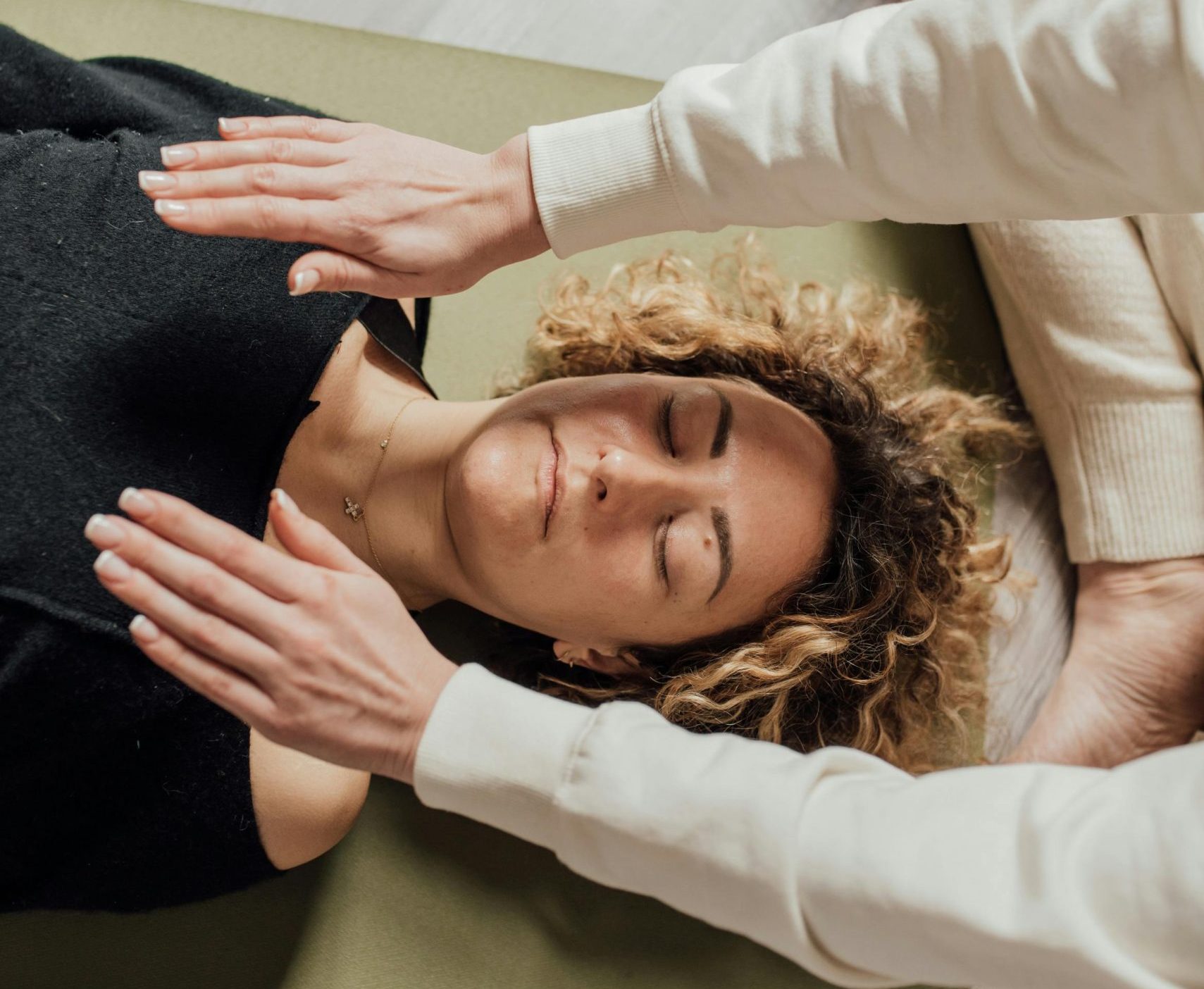 En este momento estás viendo Reiki para el estrés: cómo reducir la ansiedad y recuperar la calma