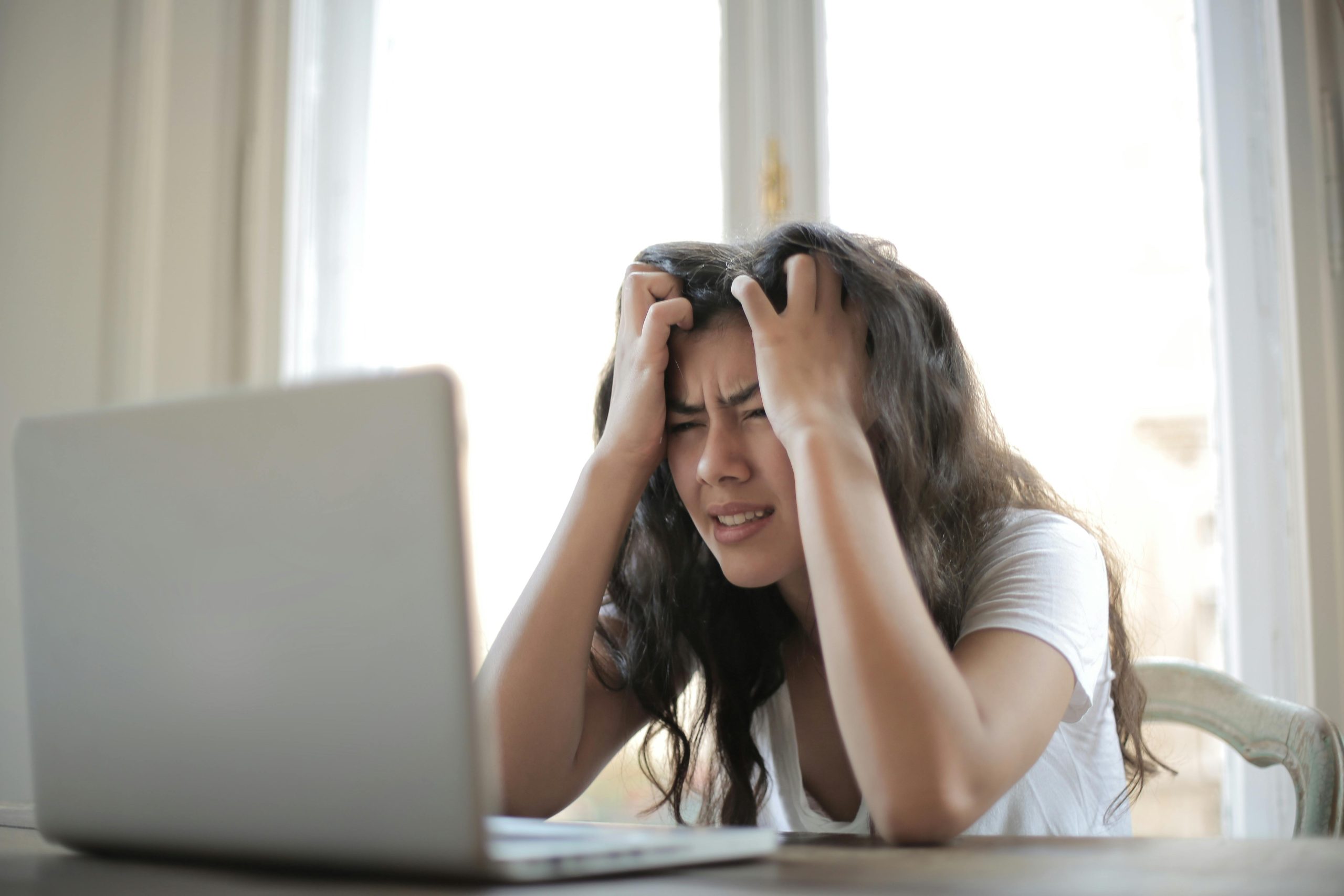 En este momento estás viendo Cómo dejar de revisar las redes sociales de tu ex